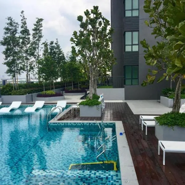 Luxury Homestay at Emira Residence，位于莎阿南的酒店