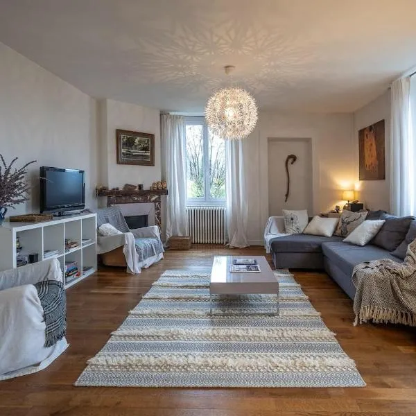 Bright airy spacious apartment，位于帕西的酒店