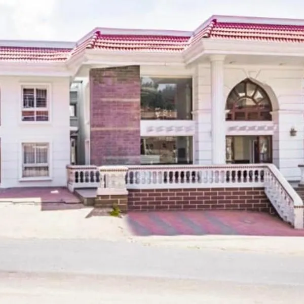 雄伟皇冠酒店，位于Aravankādu的酒店