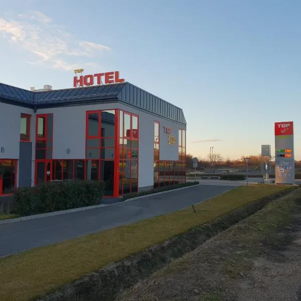 TOP HOTEL，位于Vértesszőlős的酒店