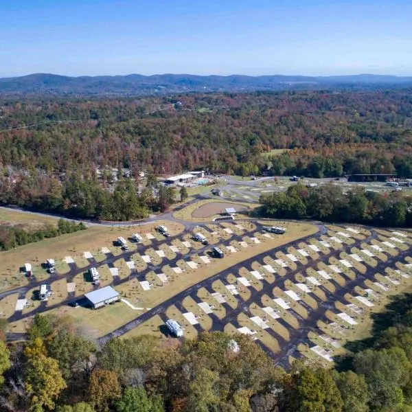 Catherine's Landing RV Resort，位于温泉城的酒店