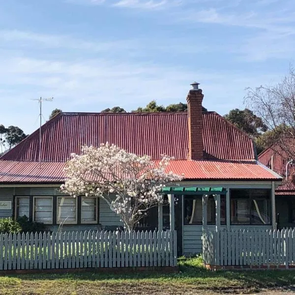 Kerrellie Cottages 2, 4 & 8 Reid Street，位于斯特拉恩的酒店