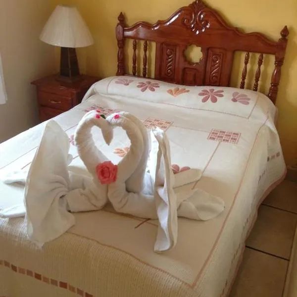 HOTEL CAMELINAS AREA BLANCA，位于Tzintzuntzán的酒店