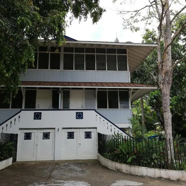 Casa completa en Gamboa, Canal de Panamá，位于甘博阿的酒店