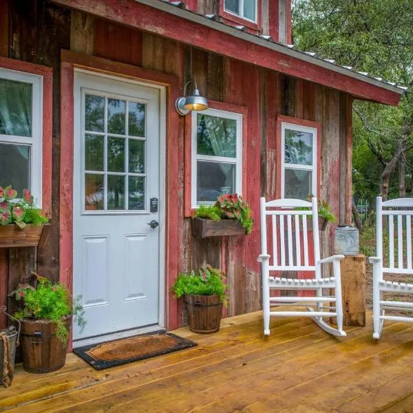 Cozy Cabin Little Red Hen 12 min to Magnolia，位于韦科的酒店