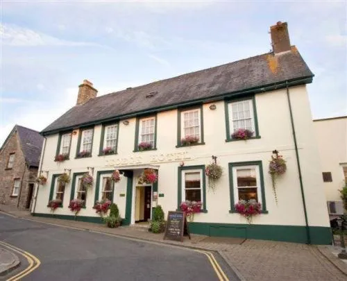 The George Hotel Wetherspoon，位于Llanfihangel-Nant-Brân的酒店