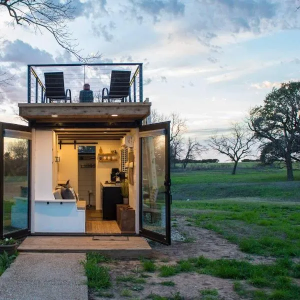 Stillwater House Elegant tiny container home Near Magnolia，位于韦科的酒店