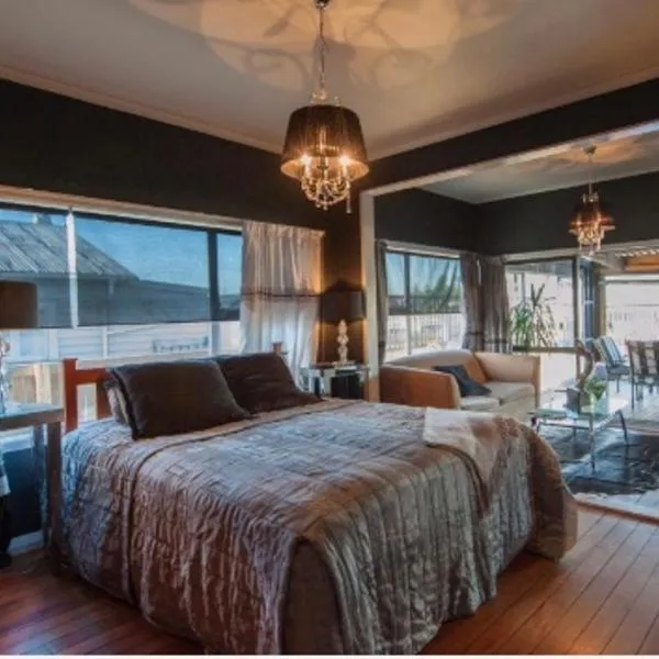 Skyline SkyRides Premium Property, see host info for pets，位于罗托鲁瓦的酒店