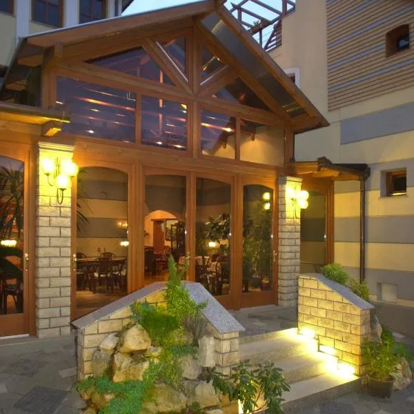 翰吉亚艾特莱姆酒店，位于Pusztacsalád的酒店