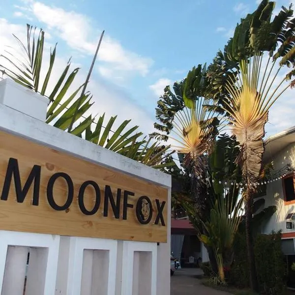 Moon Fox CaféInn Art & Gallery，位于Ban Na Khwai的酒店