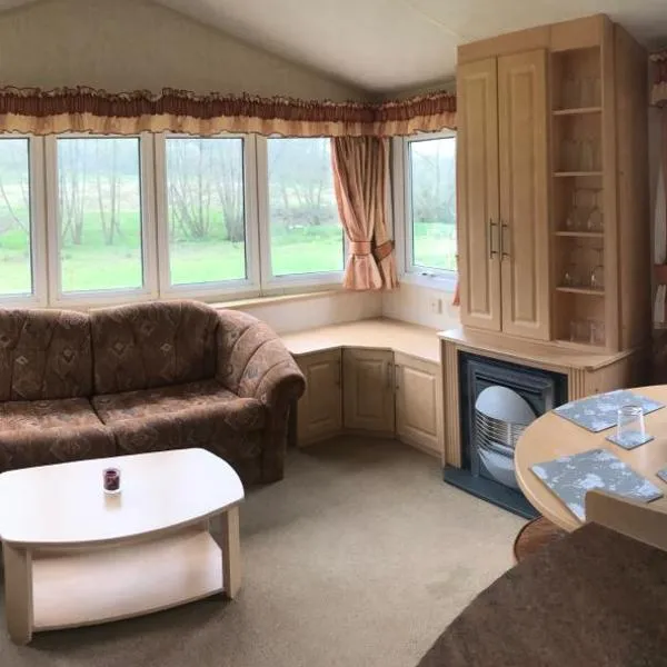 Yeovil Accomodation Business & Pleasure, 2 dble Bedrooms, Bathroom en-suite, Kitchen, Lounge, Diner, Garden, 365 acres Forest & Streams, Workers huts available with lrge Van parking，位于Long Sutton的酒店