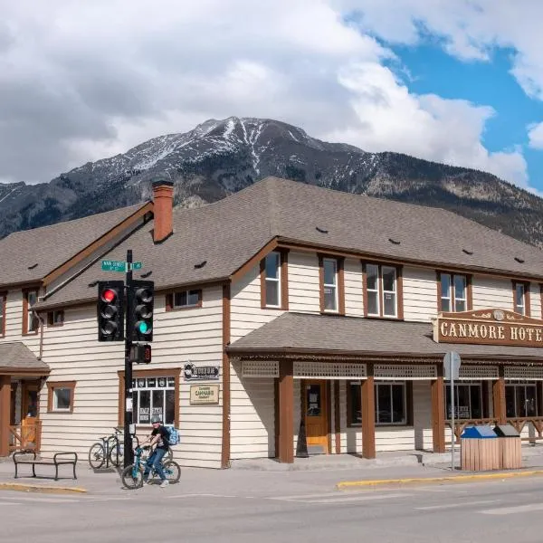 PARTY HOSTEL - The Canmore Hotel Hostel，位于坎莫尔的酒店