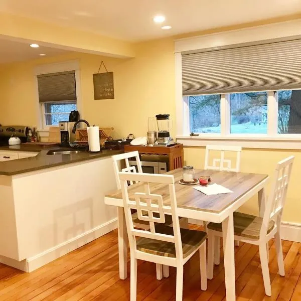 Newly Renovated 3BR Hudson Valley House，位于Ulster Park的酒店