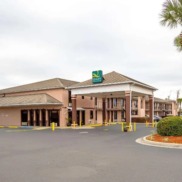 Quality Inn & Suites Live Oak I-10 Exit 283，位于McAlpin的酒店