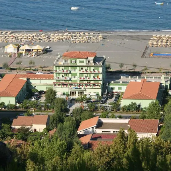 Hotel Germania，位于Fiuzzi的酒店