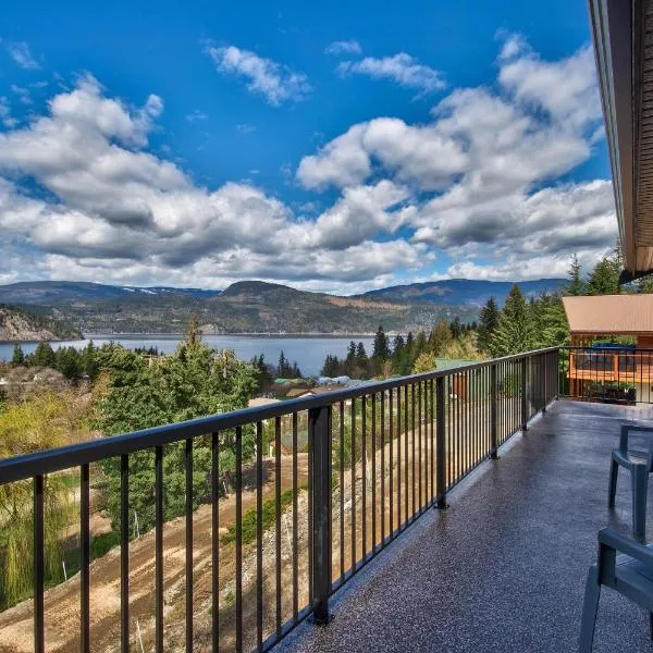 Semi-Lakefront Luxury Retreat In Blind Bay, Bc Cottage，位于Scotch Creek的酒店