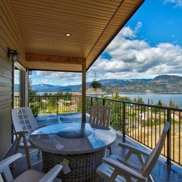 Semi-Lakefront Luxury Retreat In Blind Bay, Bc Cottage，位于Scotch Creek的酒店
