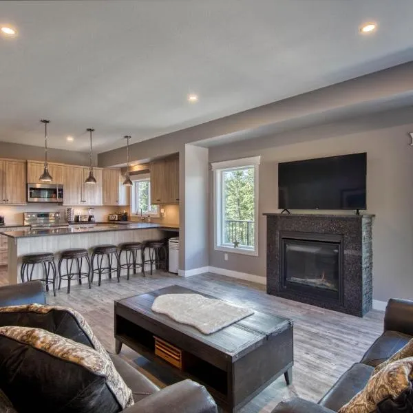 Semi-Lakefront Luxury Retreat In Blind Bay, Bc Cottage，位于Blind Bay的酒店