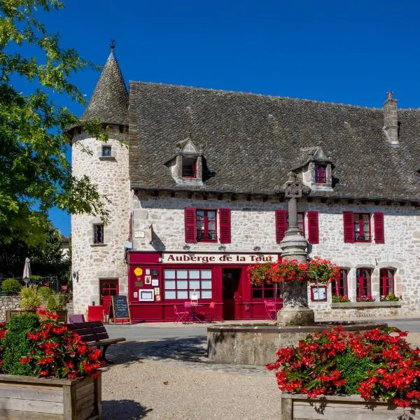 Logis Hôtel Restaurant Auberge de la Tour，位于Saint-Mamet-la-Salvetat的酒店