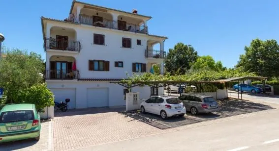 Apartmani Popović，位于波雷奇的酒店