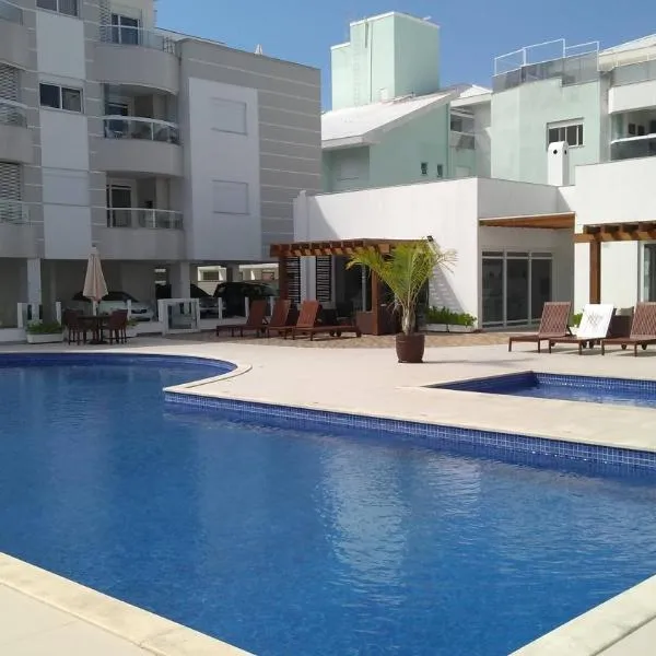Apartamento frente para a piscina a uma quadra da praia，位于弗洛里亚诺波利斯的酒店