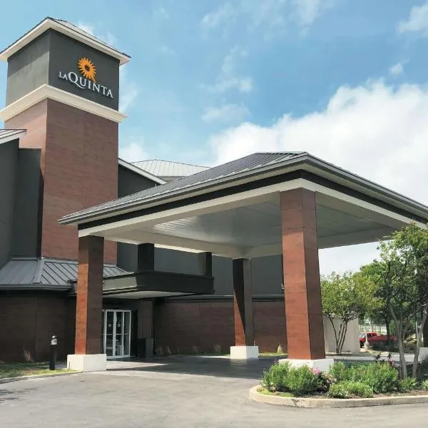 拉金塔套房酒店 - 奥斯汀机场，位于Cedar Creek的酒店
