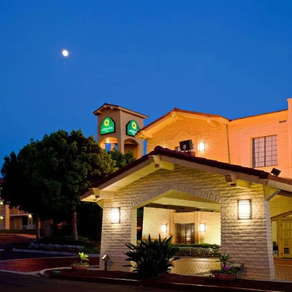 圣地亚哥丘拉维斯塔拉金塔酒店，位于纳欣诺市的酒店