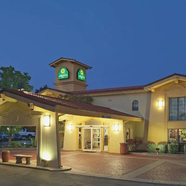 米德瓦尔索特雷克拉金塔旅馆，位于Velasquez的酒店
