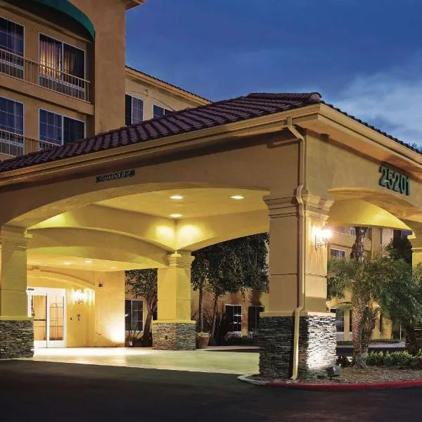 圣塔克拉里塔 - 瓦伦西亚拉昆塔旅馆及套房，位于圣塔克拉瑞塔的酒店