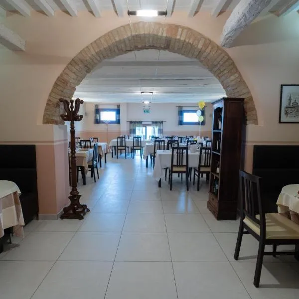 卡提娜朗琳娜小酒吧酒店，位于Ostra的酒店