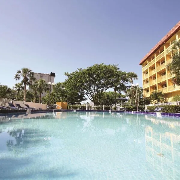 拉昆塔大学路珊瑚泉旅馆及套房酒店，位于Margate的酒店