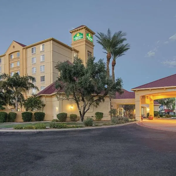 凤凰城美萨西拉昆塔酒店，位于Sonora Town的酒店