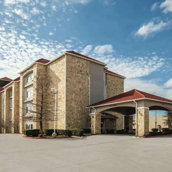 德克萨斯州曼斯菲尔德拉金塔套房酒店，位于曼斯菲尔德的酒店