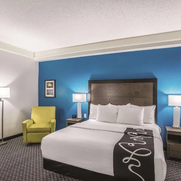 凤凰城钱德勒拉金塔旅馆及套房，位于凤凰城的酒店