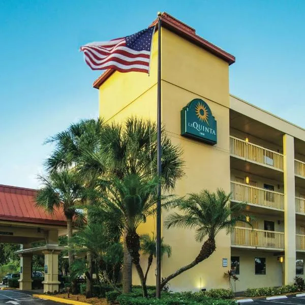 西棕榈滩 - 佛罗里达收费公路拉金塔酒店，位于Poincianna Place的酒店