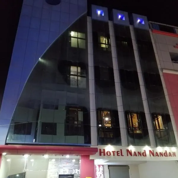 Hotel Nandnandan，位于Dhrāsanvel的酒店