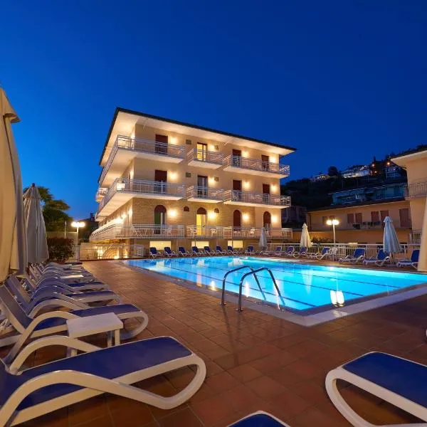 Hotel Benacus Torri del Benaco，位于托里德尔贝纳科的酒店
