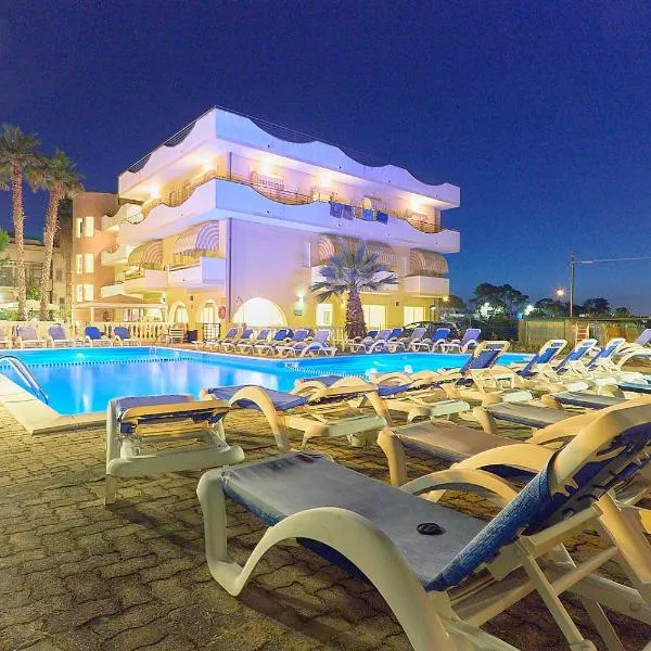 Hotel Rivadoro-Spiaggia ombrellone e lettini inclusi-Piscina-Parcheggio，位于马帝斯兹罗的酒店