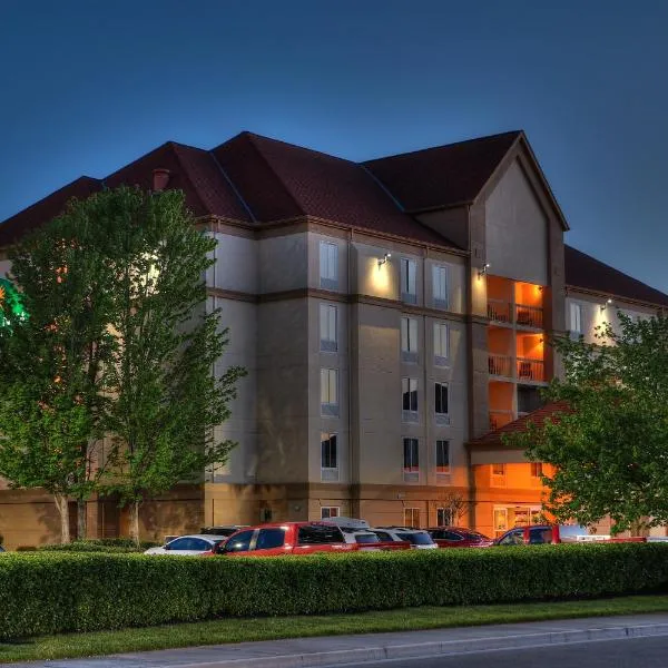 鸽子谷拉昆塔酒店及套房，位于Dupont Springs的酒店