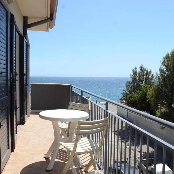 Santanna Beach House - Fondachello-apartments com，位于马斯卡利的酒店