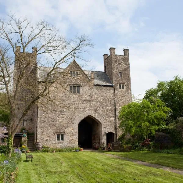Welsh Gatehouse, Historic Castle which can cater for Electric Vehicle，位于Llandogo的酒店