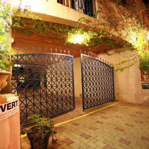 科伦巴拉公寓式酒店，位于卡尔热斯的酒店