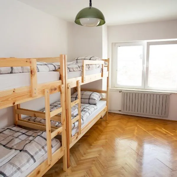 Hostel LakeBled，位于勒什的酒店