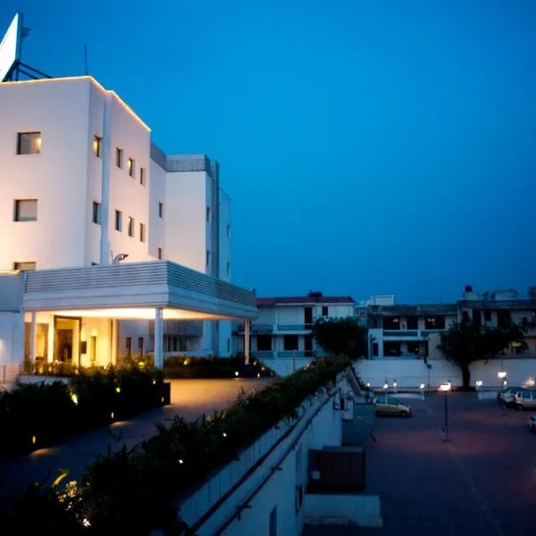 拉利特旅行者巍贝酒店，位于Kalkaji Devi的酒店