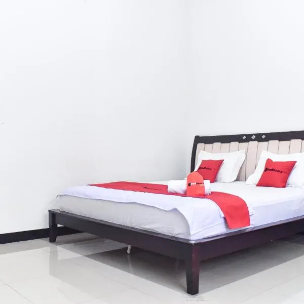 RedDoorz near Sultan Hasanuddin Airport 2 Makassar，位于马卡萨的酒店