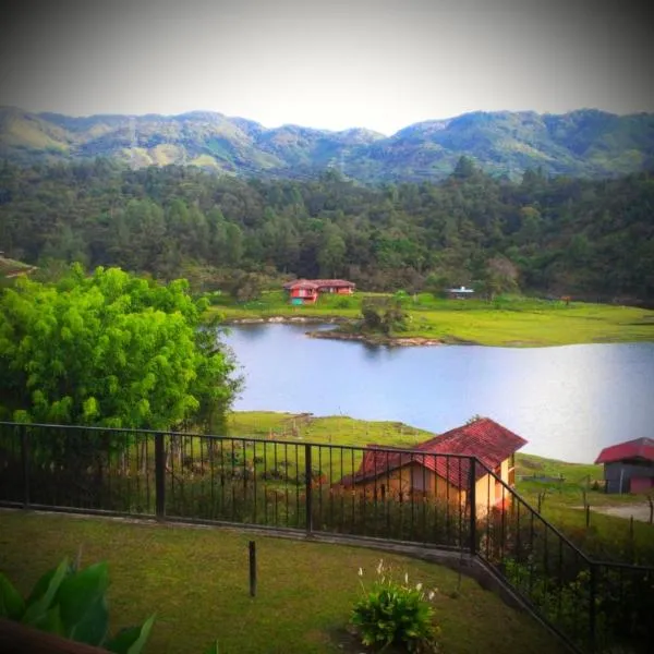 Beautiful Lake View Villa. Lake Access & Near Town，位于瓜塔佩的酒店