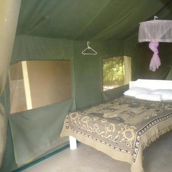 犀牛旅游营地旅馆，位于Ololaimutiek的酒店