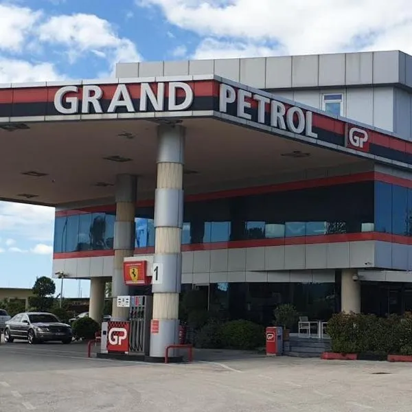 Grand Hotel Petrol，位于Darëzeza e Re的酒店