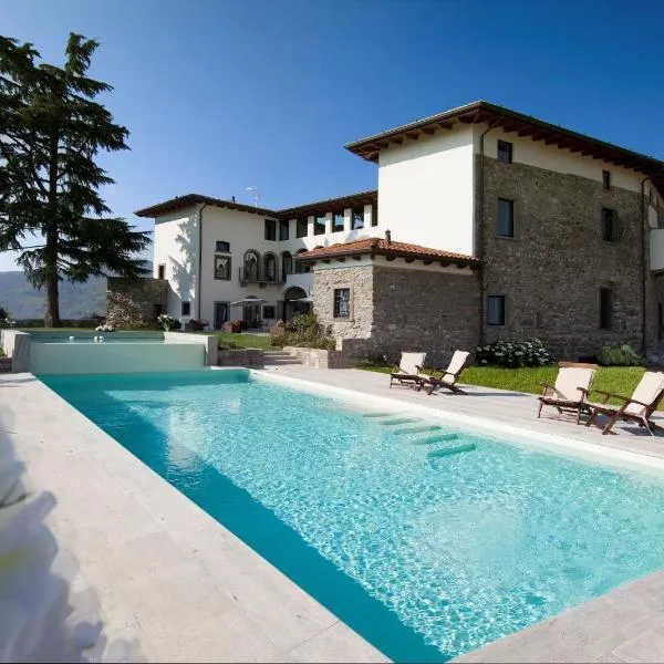 Podere Castel Merlo Resort，位于Villongo SantʼAlessandro的酒店