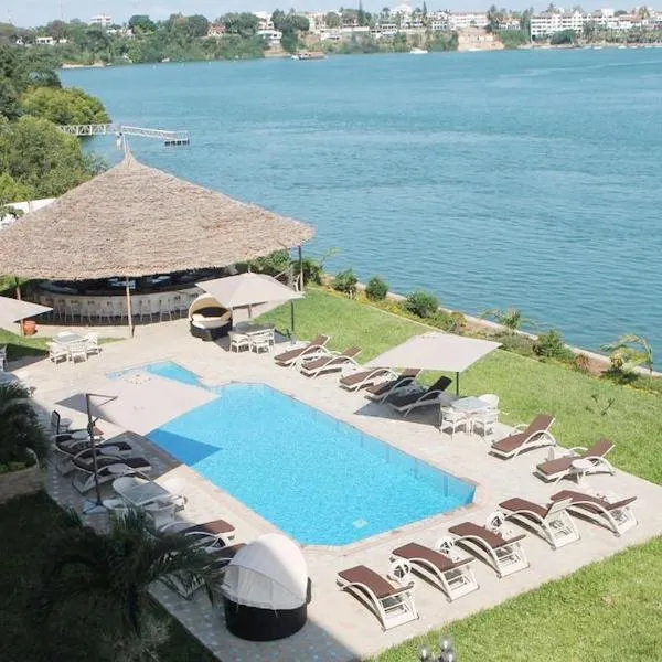 城市蓝溪边酒店和套房，位于Mto Panga的酒店